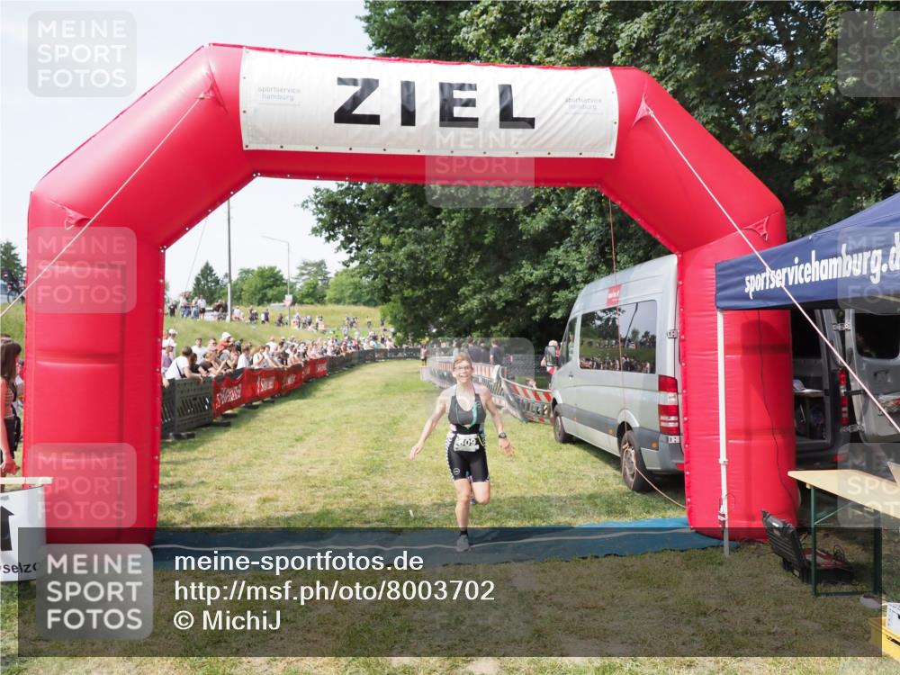 21.06.2025 - 27. Vierlanden-Triathlon MichiJ http://msf.ph/oto/8003702 15.06.2026 11:27:35 Ziel 509 meine-sportfotos.de
