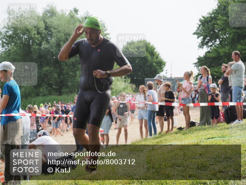 15.06.2025 - 27. Vierlanden-Triathlon KatJ http://msf.ph/oto/8003712 15.06.2025 10:02:21 Schwimmen 317 meine-sportfotos.de