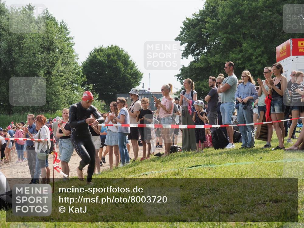 15.06.2025 - 27. Vierlanden-Triathlon KatJ http://msf.ph/oto/8003720 15.06.2025 10:02:42 Schwimmen 397, 405 meine-sportfotos.de