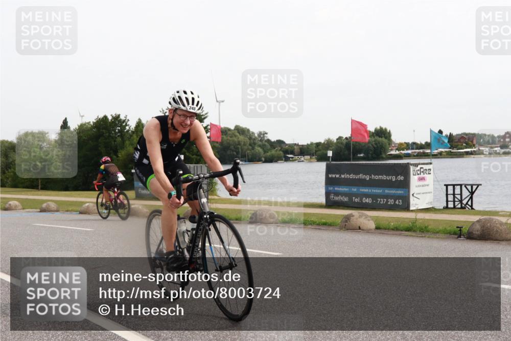 15.06.2025 - 27. Vierlanden-Triathlon H.Heesch http://msf.ph/oto/8003724 15.06.2025 10:30:27 Radfahren 239, 248, 515, 563 meine-sportfotos.de