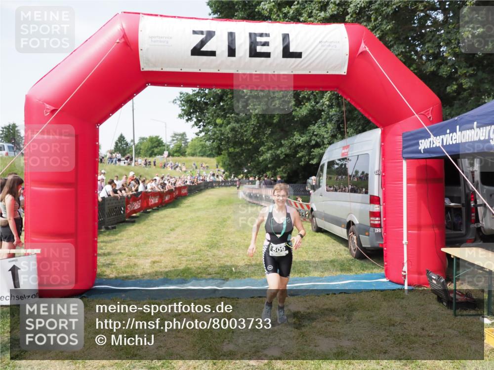 21.06.2025 - 27. Vierlanden-Triathlon MichiJ http://msf.ph/oto/8003733 15.06.2026 11:27:35 Ziel 509 meine-sportfotos.de