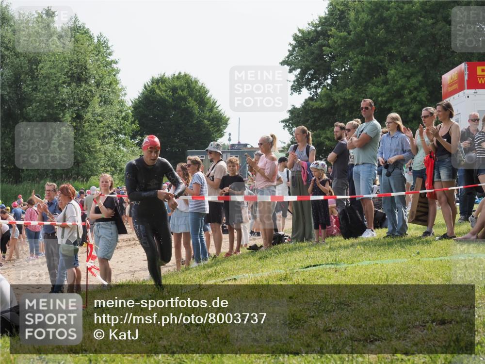 15.06.2025 - 27. Vierlanden-Triathlon KatJ http://msf.ph/oto/8003737 15.06.2025 10:02:42 Schwimmen 397, 405 meine-sportfotos.de