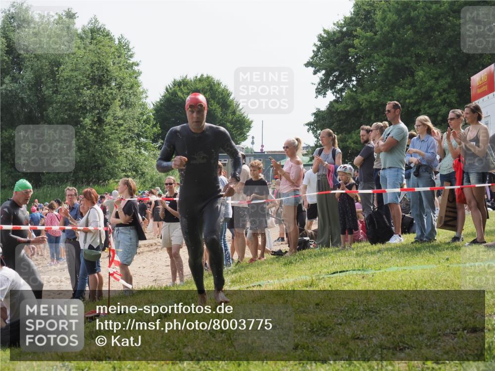 15.06.2025 - 27. Vierlanden-Triathlon KatJ http://msf.ph/oto/8003775 15.06.2025 10:02:43 Schwimmen 397, 405 meine-sportfotos.de
