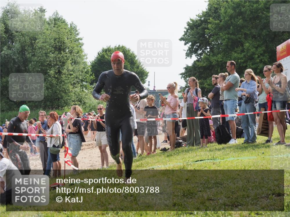 15.06.2025 - 27. Vierlanden-Triathlon KatJ http://msf.ph/oto/8003788 15.06.2025 10:02:43 Schwimmen 397, 405 meine-sportfotos.de