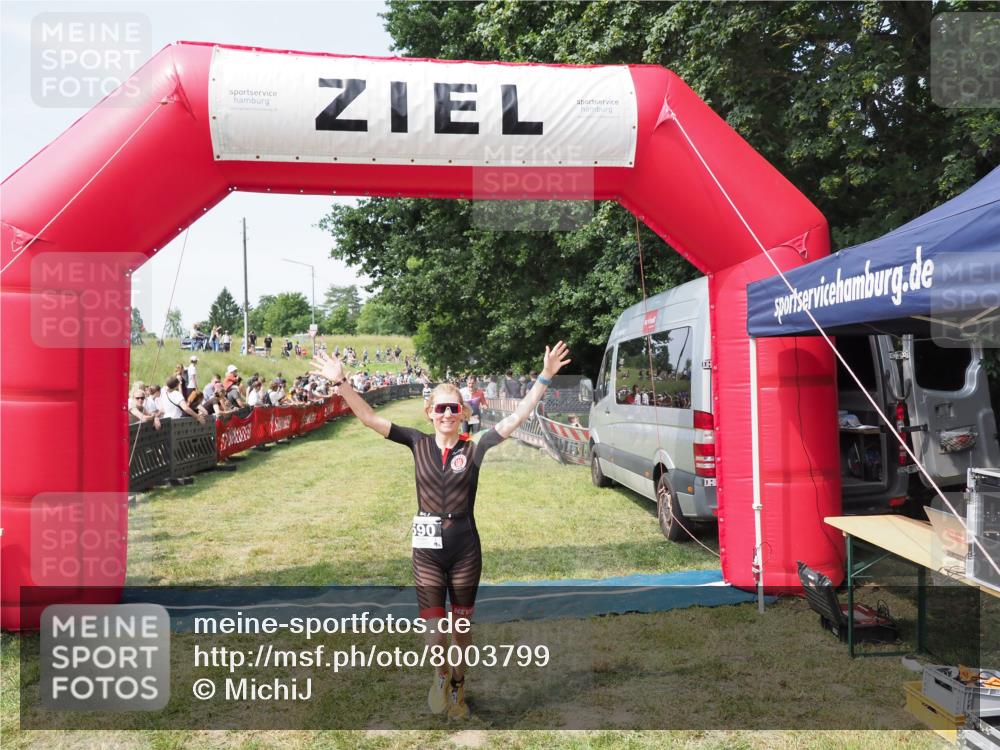 21.06.2025 - 27. Vierlanden-Triathlon MichiJ http://msf.ph/oto/8003799 15.06.2026 11:28:02 Ziel 193, 590 meine-sportfotos.de