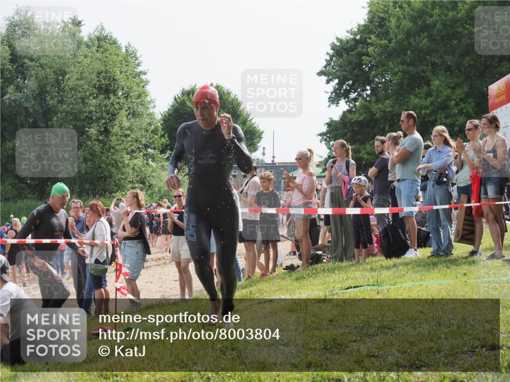 15.06.2025 - 27. Vierlanden-Triathlon KatJ http://msf.ph/oto/8003804 15.06.2025 10:02:43 Schwimmen 397, 405 meine-sportfotos.de