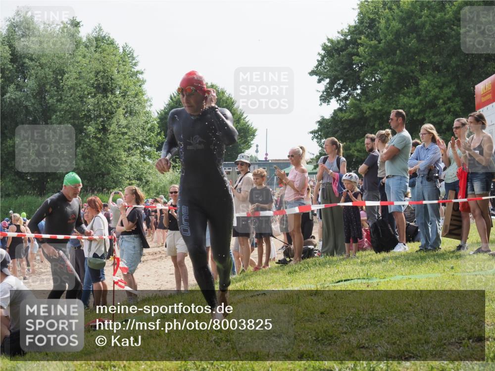 15.06.2025 - 27. Vierlanden-Triathlon KatJ http://msf.ph/oto/8003825 15.06.2025 10:02:44 Schwimmen 397, 405 meine-sportfotos.de