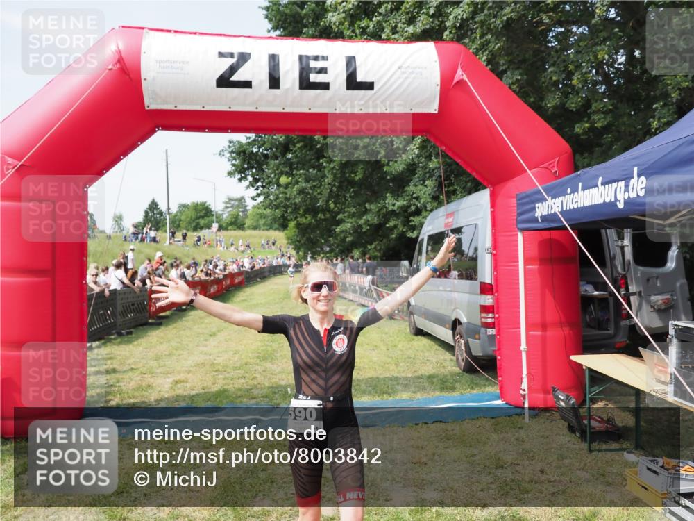 21.06.2025 - 27. Vierlanden-Triathlon MichiJ http://msf.ph/oto/8003842 15.06.2026 11:28:02 Ziel 193, 590 meine-sportfotos.de