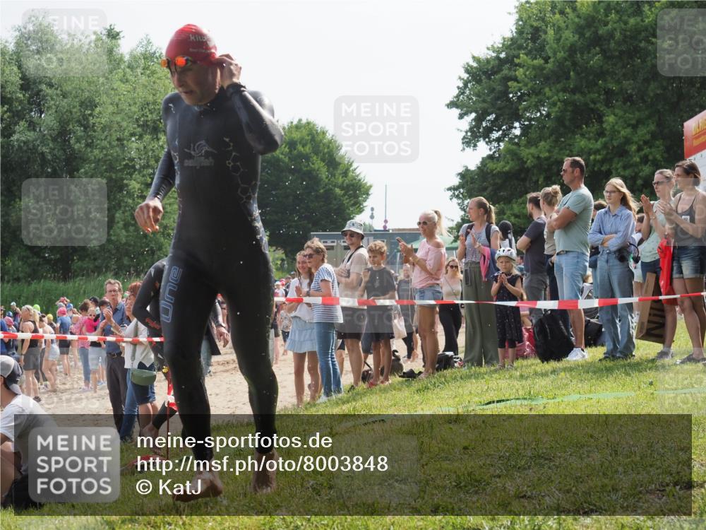 15.06.2025 - 27. Vierlanden-Triathlon KatJ http://msf.ph/oto/8003848 15.06.2025 10:02:44 Schwimmen 397, 405 meine-sportfotos.de