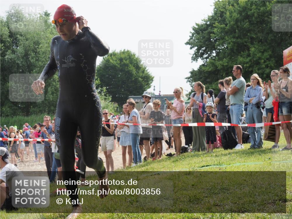 15.06.2025 - 27. Vierlanden-Triathlon KatJ http://msf.ph/oto/8003856 15.06.2025 10:02:44 Schwimmen 397, 405 meine-sportfotos.de