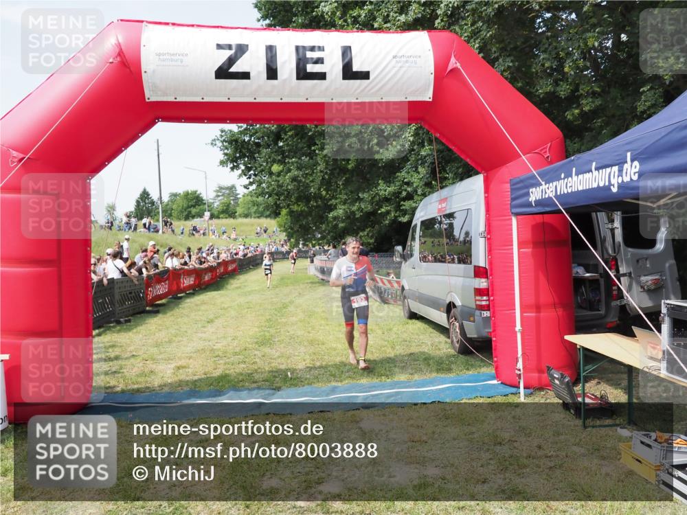21.06.2025 - 27. Vierlanden-Triathlon MichiJ http://msf.ph/oto/8003888 15.06.2026 11:28:05 Ziel 193, 585, 590 meine-sportfotos.de