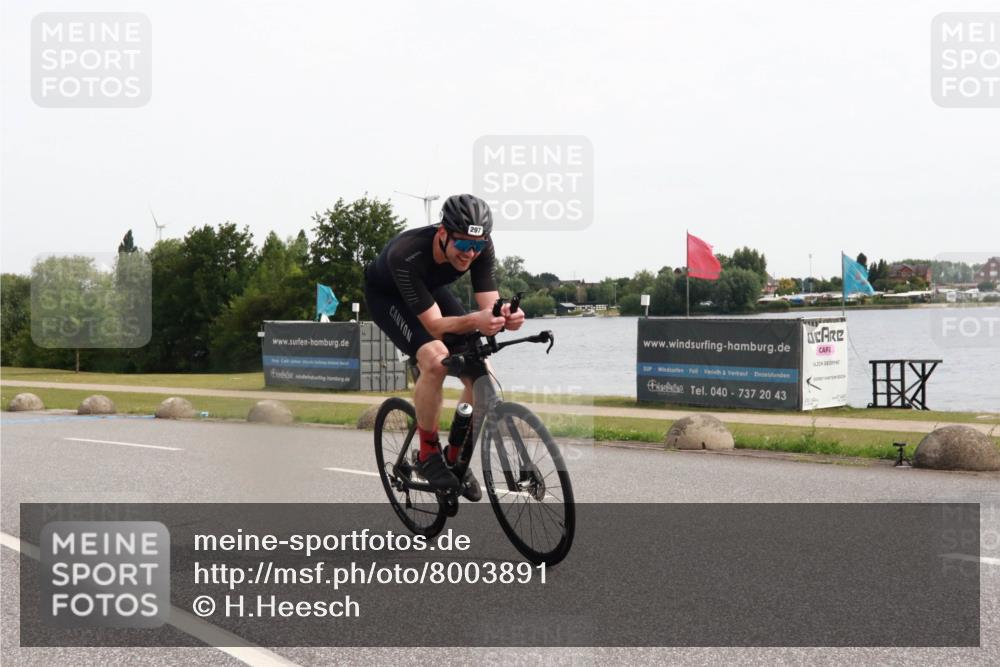 15.06.2025 - 27. Vierlanden-Triathlon H.Heesch http://msf.ph/oto/8003891 15.06.2025 10:31:14 Radfahren 297, 310 meine-sportfotos.de
