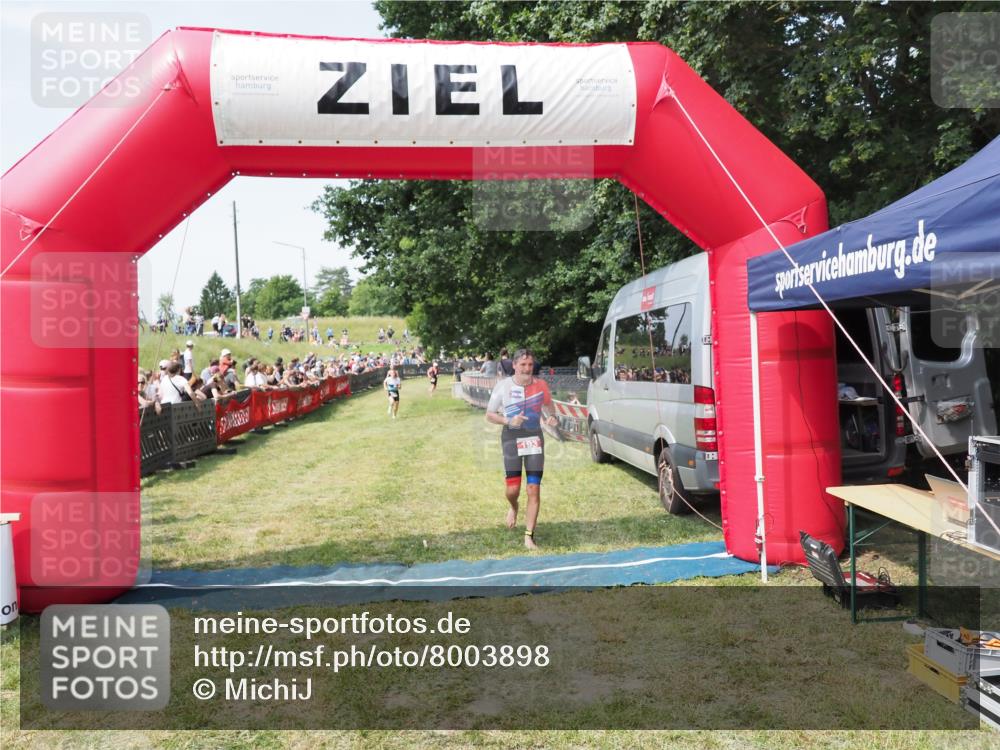 21.06.2025 - 27. Vierlanden-Triathlon MichiJ http://msf.ph/oto/8003898 15.06.2026 11:28:05 Ziel 193, 585, 590 meine-sportfotos.de