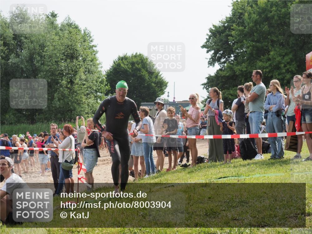 15.06.2025 - 27. Vierlanden-Triathlon KatJ http://msf.ph/oto/8003904 15.06.2025 10:02:45 Schwimmen 397, 405 meine-sportfotos.de