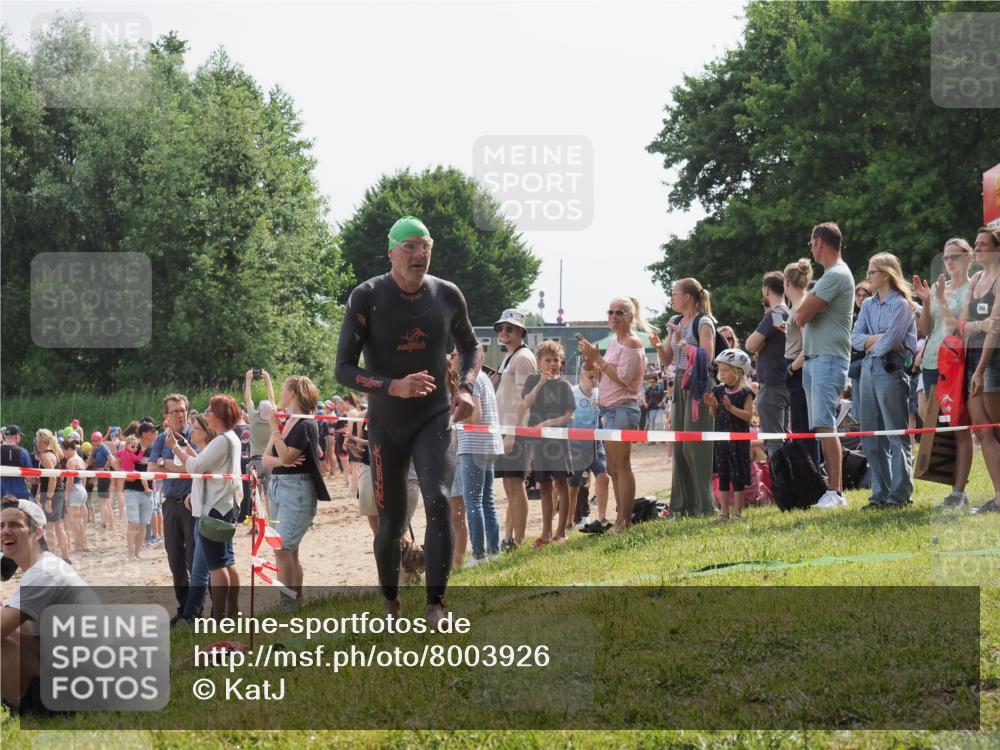 15.06.2025 - 27. Vierlanden-Triathlon KatJ http://msf.ph/oto/8003926 15.06.2025 10:02:45 Schwimmen 397, 405 meine-sportfotos.de