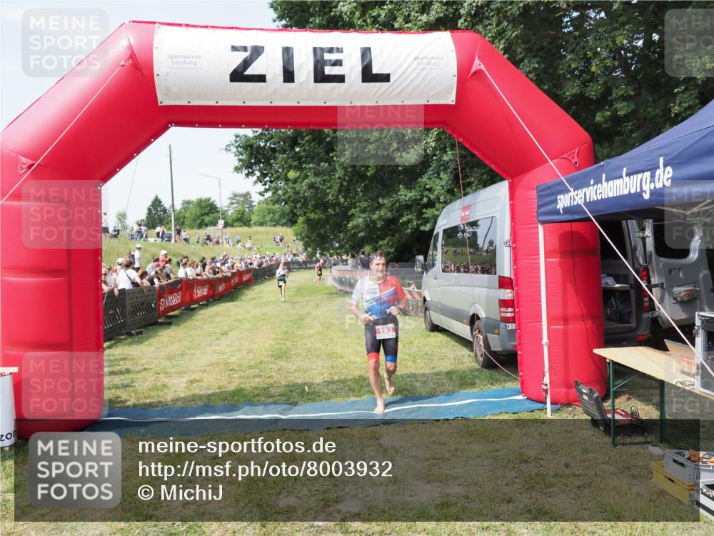 21.06.2025 - 27. Vierlanden-Triathlon MichiJ http://msf.ph/oto/8003932 15.06.2026 11:28:05 Ziel 193, 585, 590 meine-sportfotos.de