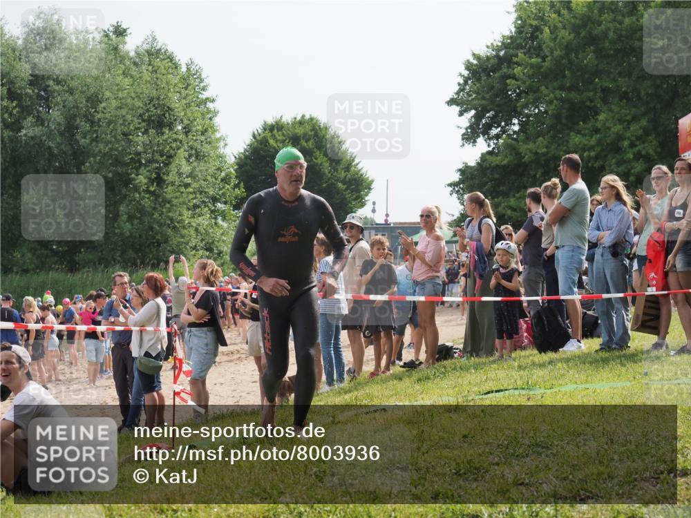 15.06.2025 - 27. Vierlanden-Triathlon KatJ http://msf.ph/oto/8003936 15.06.2025 10:02:46 Schwimmen 397, 405 meine-sportfotos.de