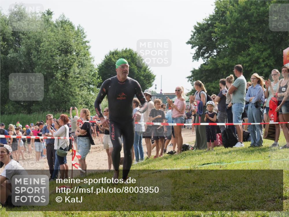 15.06.2025 - 27. Vierlanden-Triathlon KatJ http://msf.ph/oto/8003950 15.06.2025 10:02:46 Schwimmen 397, 405 meine-sportfotos.de