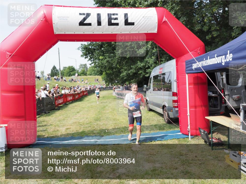 21.06.2025 - 27. Vierlanden-Triathlon MichiJ http://msf.ph/oto/8003964 15.06.2026 11:28:06 Ziel 193, 491, 585, 590 meine-sportfotos.de