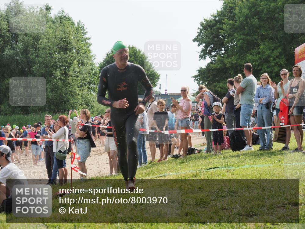 15.06.2025 - 27. Vierlanden-Triathlon KatJ http://msf.ph/oto/8003970 15.06.2025 10:02:46 Schwimmen 397, 405 meine-sportfotos.de