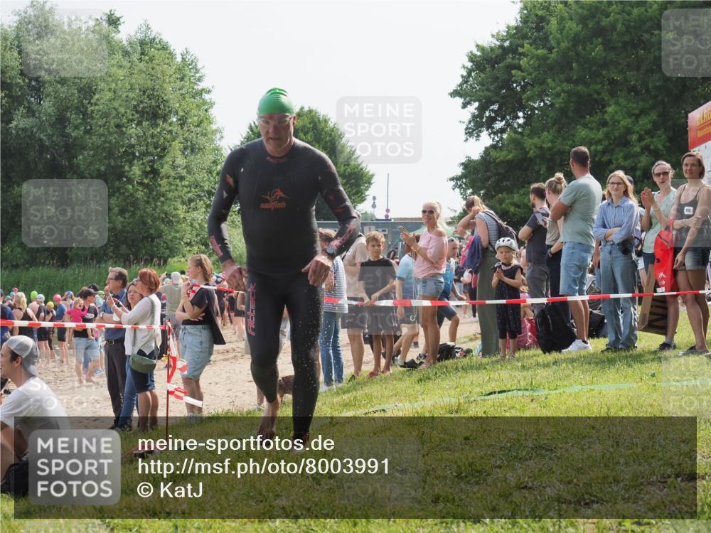 15.06.2025 - 27. Vierlanden-Triathlon KatJ http://msf.ph/oto/8003991 15.06.2025 10:02:46 Schwimmen 397, 405 meine-sportfotos.de