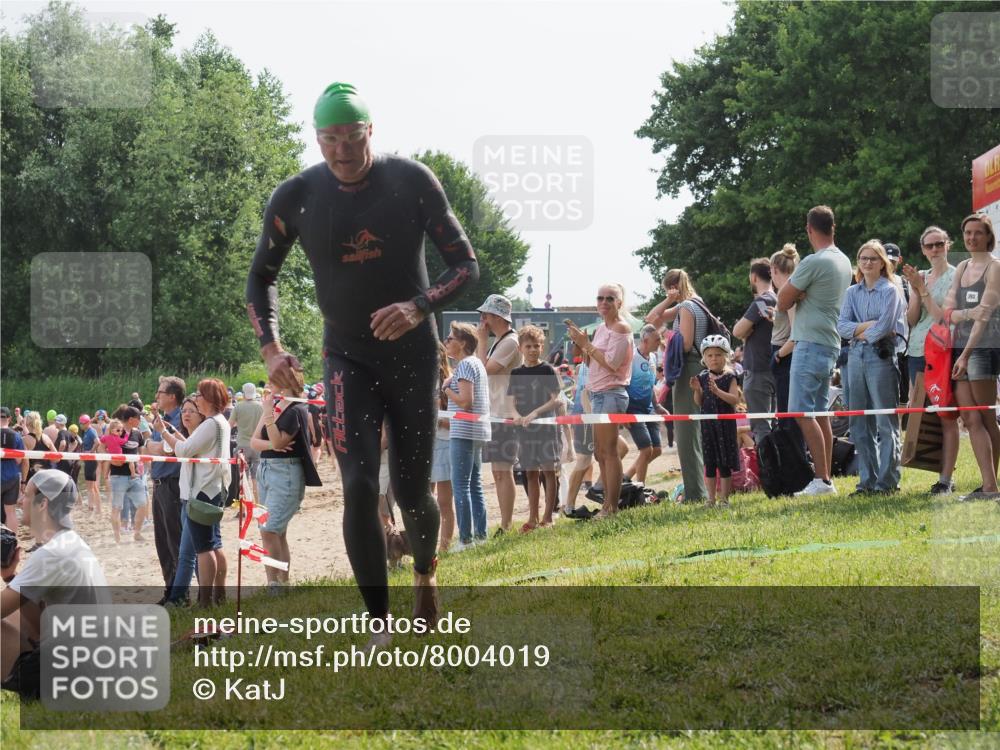 15.06.2025 - 27. Vierlanden-Triathlon KatJ http://msf.ph/oto/8004019 15.06.2025 10:02:47 Schwimmen 397, 405 meine-sportfotos.de