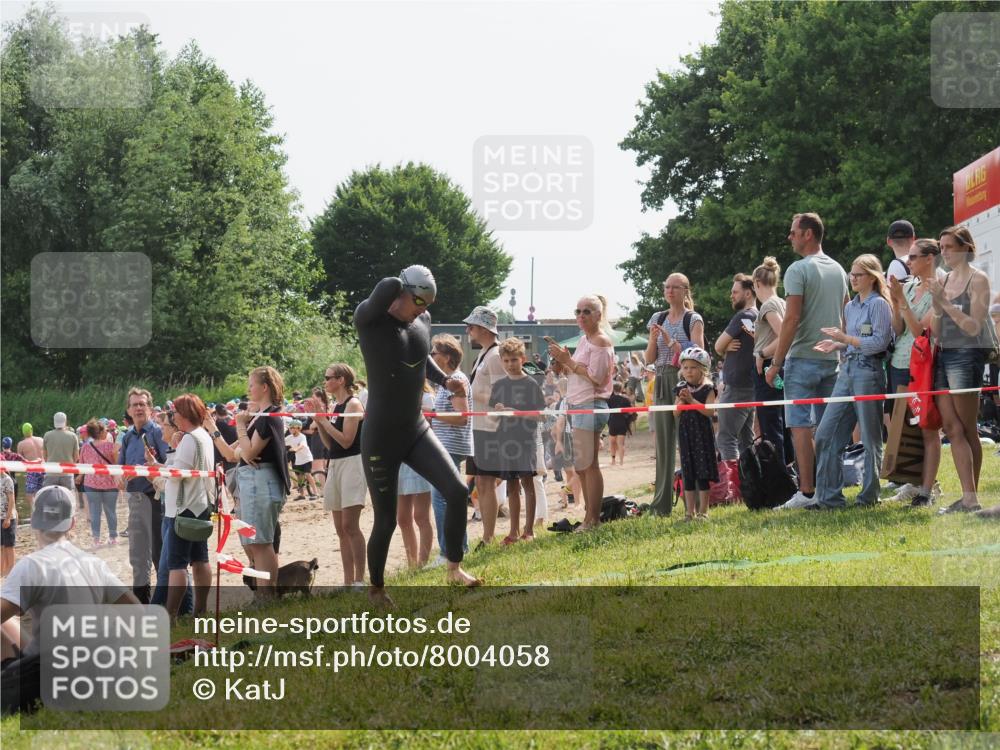 15.06.2025 - 27. Vierlanden-Triathlon KatJ http://msf.ph/oto/8004058 15.06.2025 10:03:20 Schwimmen 406 meine-sportfotos.de