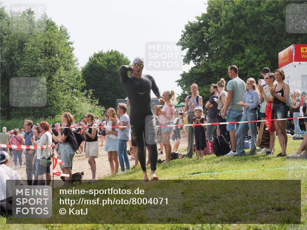 15.06.2025 - 27. Vierlanden-Triathlon KatJ http://msf.ph/oto/8004071 15.06.2025 10:03:21 Schwimmen 406 meine-sportfotos.de