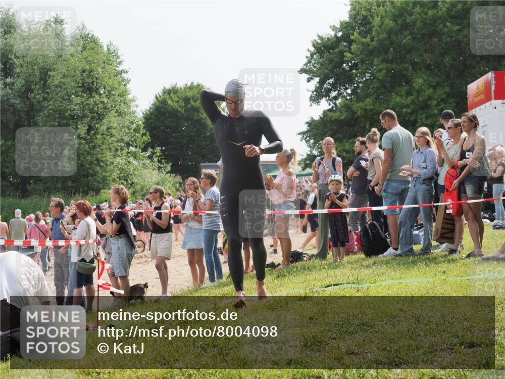 15.06.2025 - 27. Vierlanden-Triathlon KatJ http://msf.ph/oto/8004098 15.06.2025 10:03:21 Schwimmen 406 meine-sportfotos.de