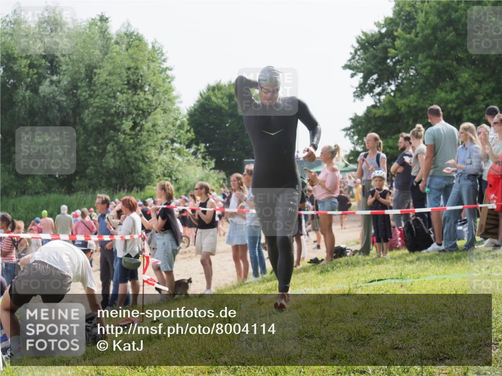 15.06.2025 - 27. Vierlanden-Triathlon KatJ http://msf.ph/oto/8004114 15.06.2025 10:03:21 Schwimmen 406 meine-sportfotos.de