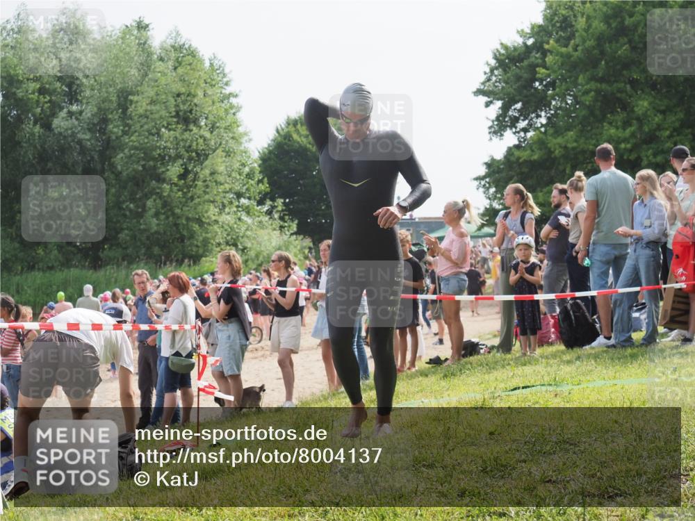 15.06.2025 - 27. Vierlanden-Triathlon KatJ http://msf.ph/oto/8004137 15.06.2025 10:03:22 Schwimmen 406 meine-sportfotos.de