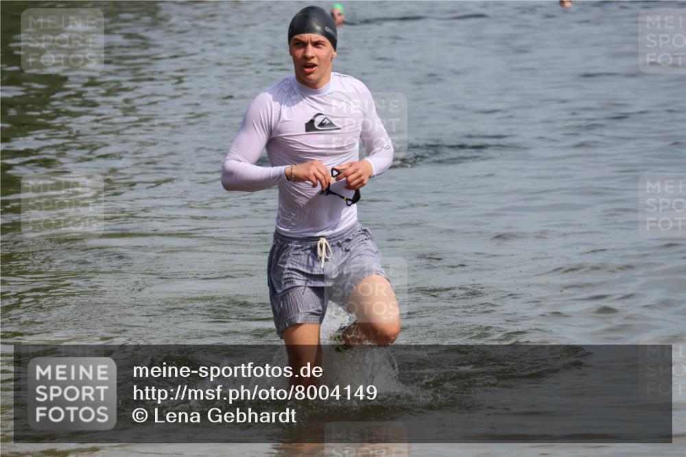 15.06.2025 - 27. Vierlanden-Triathlon Lena Gebhardt http://msf.ph/oto/8004149 15.06.2025 09:58:24 Schwimmen 345, 360 meine-sportfotos.de