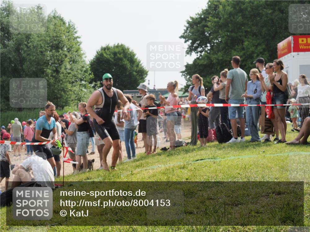 15.06.2025 - 27. Vierlanden-Triathlon KatJ http://msf.ph/oto/8004153 15.06.2025 10:03:42 Schwimmen 377, 425, 432, 439 meine-sportfotos.de