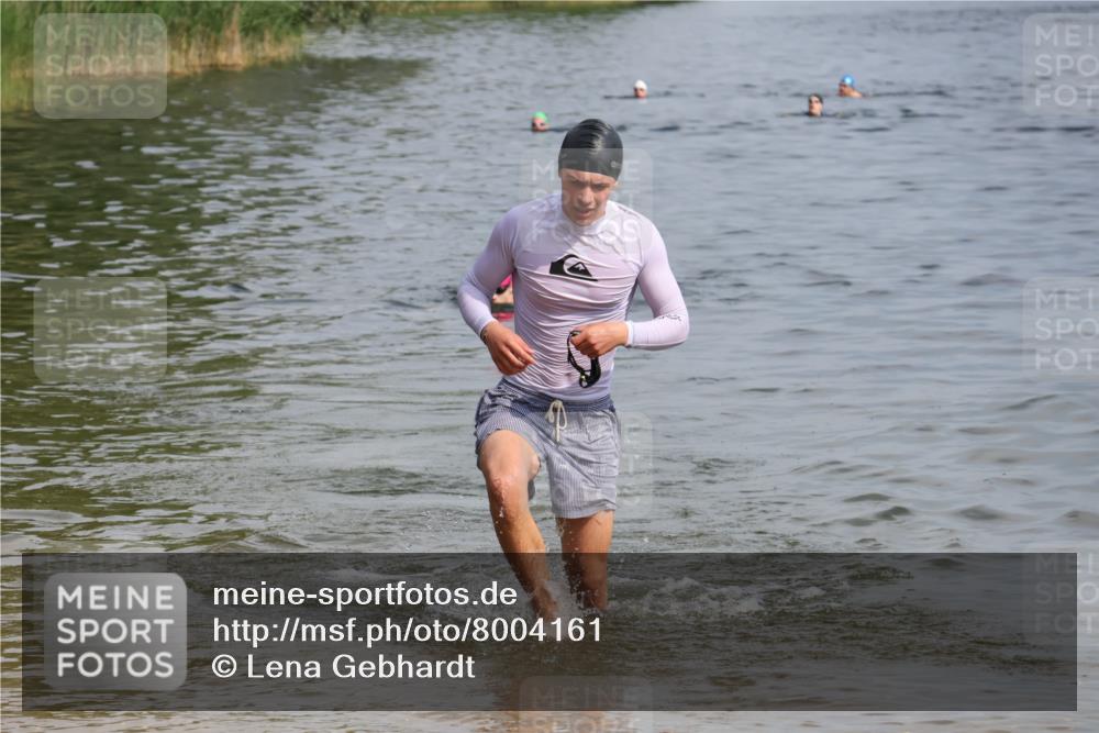 15.06.2025 - 27. Vierlanden-Triathlon Lena Gebhardt http://msf.ph/oto/8004161 15.06.2025 09:58:25 Schwimmen 345, 360 meine-sportfotos.de