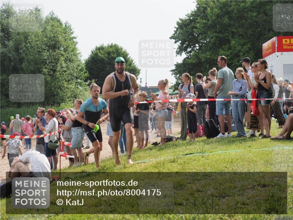 15.06.2025 - 27. Vierlanden-Triathlon KatJ http://msf.ph/oto/8004175 15.06.2025 10:03:43 Schwimmen 377, 425, 432, 439 meine-sportfotos.de