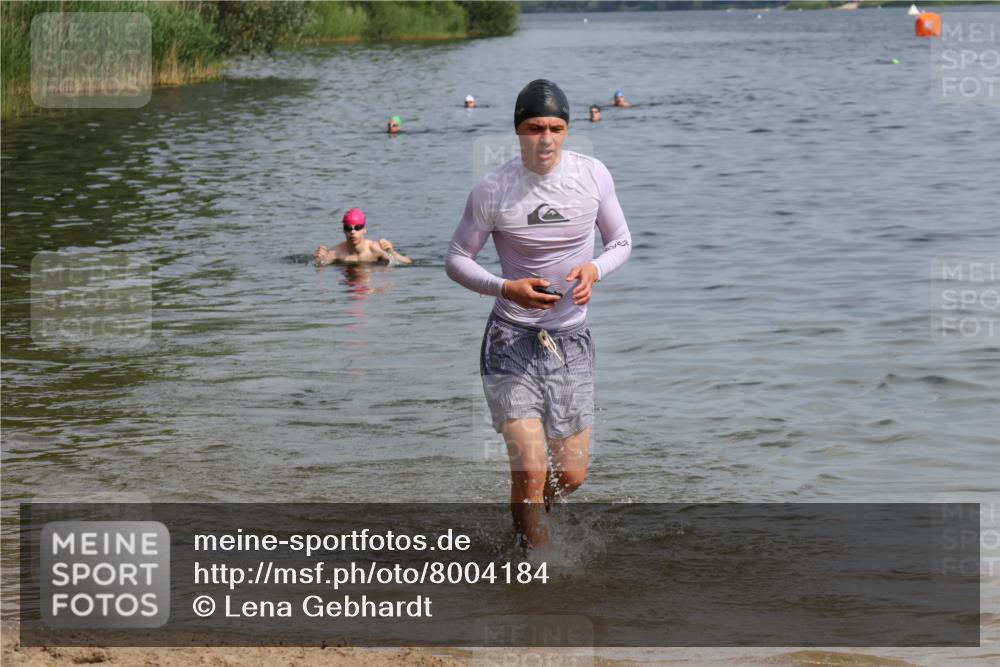 15.06.2025 - 27. Vierlanden-Triathlon Lena Gebhardt http://msf.ph/oto/8004184 15.06.2025 09:58:26 Schwimmen 345, 360 meine-sportfotos.de