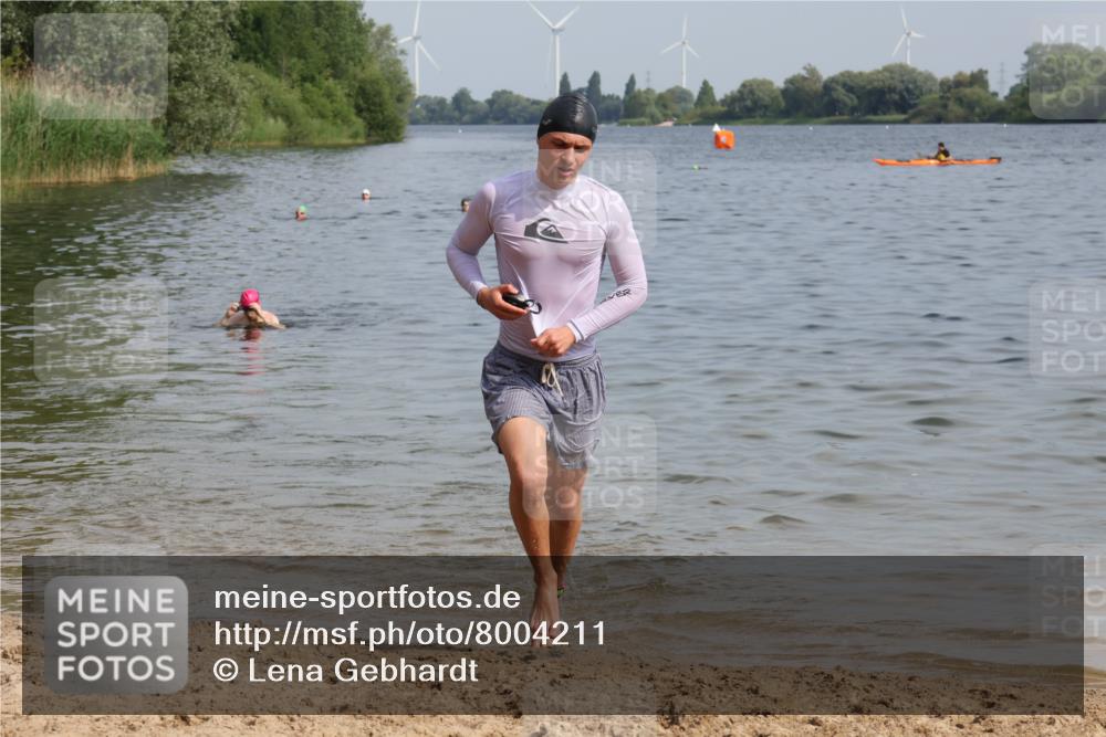 15.06.2025 - 27. Vierlanden-Triathlon Lena Gebhardt http://msf.ph/oto/8004211 15.06.2025 09:58:27 Schwimmen 345 meine-sportfotos.de