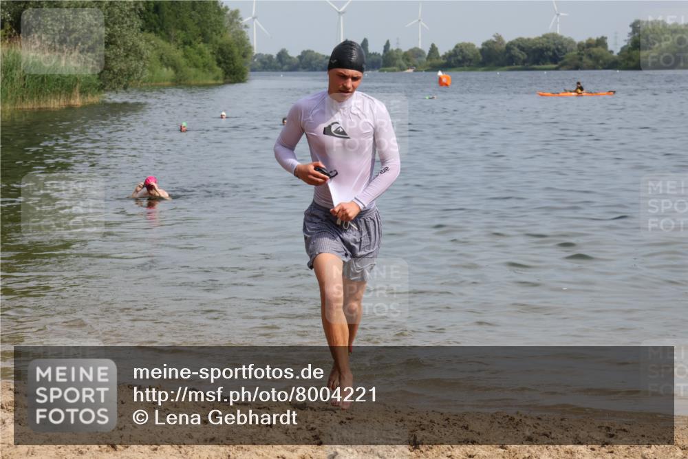 15.06.2025 - 27. Vierlanden-Triathlon Lena Gebhardt http://msf.ph/oto/8004221 15.06.2025 09:58:27 Schwimmen 345 meine-sportfotos.de