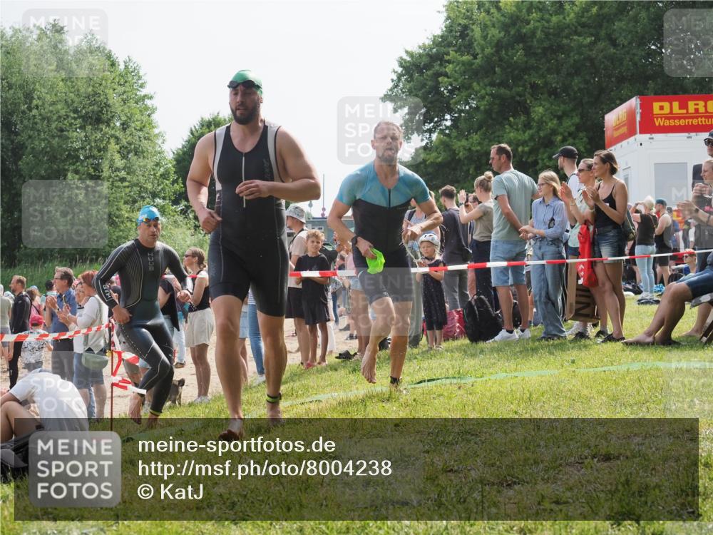15.06.2025 - 27. Vierlanden-Triathlon KatJ http://msf.ph/oto/8004238 15.06.2025 10:03:44 Schwimmen 377, 425, 432, 439 meine-sportfotos.de