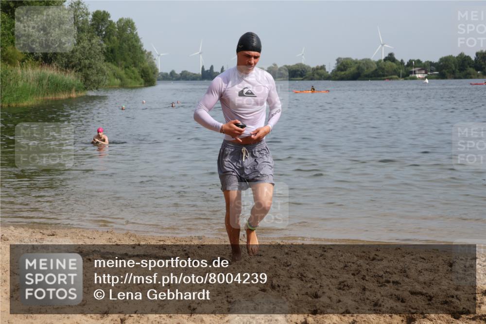 15.06.2025 - 27. Vierlanden-Triathlon Lena Gebhardt http://msf.ph/oto/8004239 15.06.2025 09:58:28 Schwimmen 345 meine-sportfotos.de