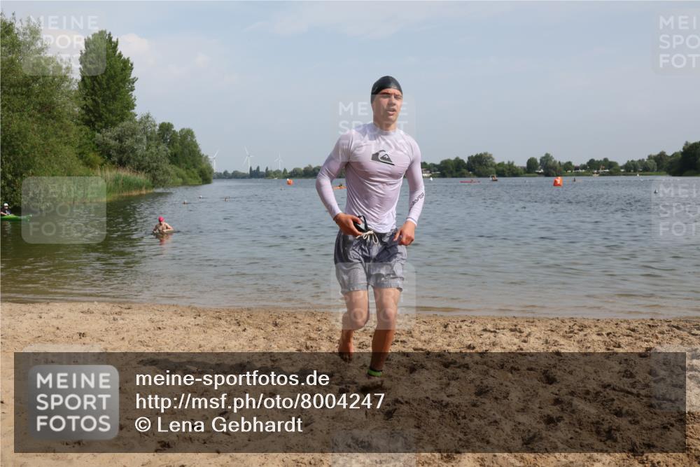 15.06.2025 - 27. Vierlanden-Triathlon Lena Gebhardt http://msf.ph/oto/8004247 15.06.2025 09:58:29 Schwimmen 345 meine-sportfotos.de