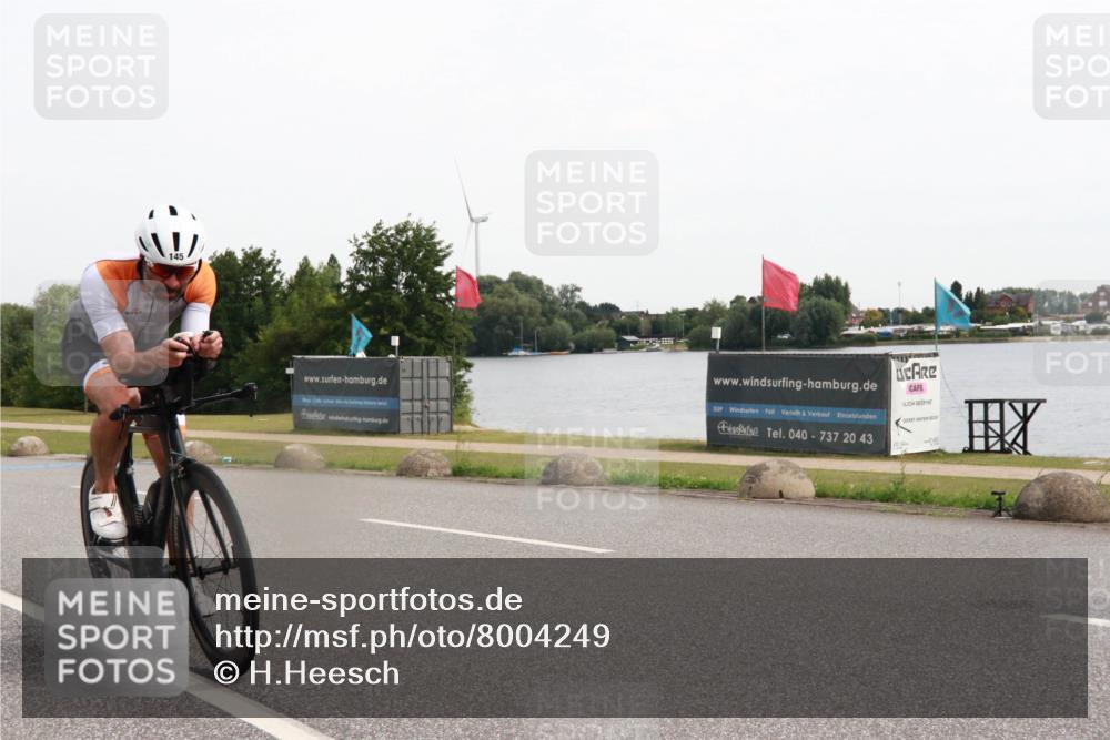 15.06.2025 - 27. Vierlanden-Triathlon H.Heesch http://msf.ph/oto/8004249 15.06.2025 10:32:57 Radfahren 145, 307, 342 meine-sportfotos.de
