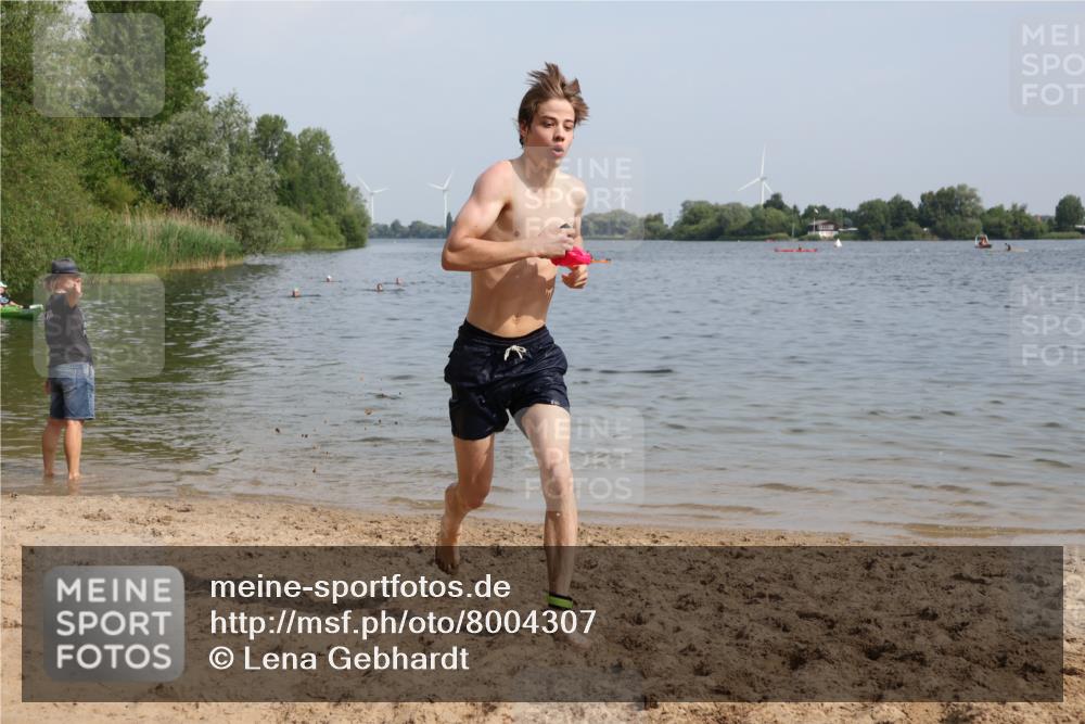 15.06.2025 - 27. Vierlanden-Triathlon Lena Gebhardt http://msf.ph/oto/8004307 15.06.2025 09:58:43 Schwimmen 269 meine-sportfotos.de