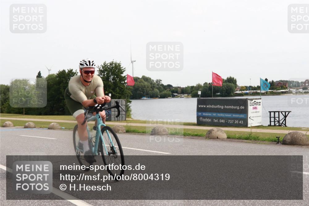 15.06.2025 - 27. Vierlanden-Triathlon H.Heesch http://msf.ph/oto/8004319 15.06.2025 10:33:29 Radfahren 100, 176, 326, 329, 438 meine-sportfotos.de