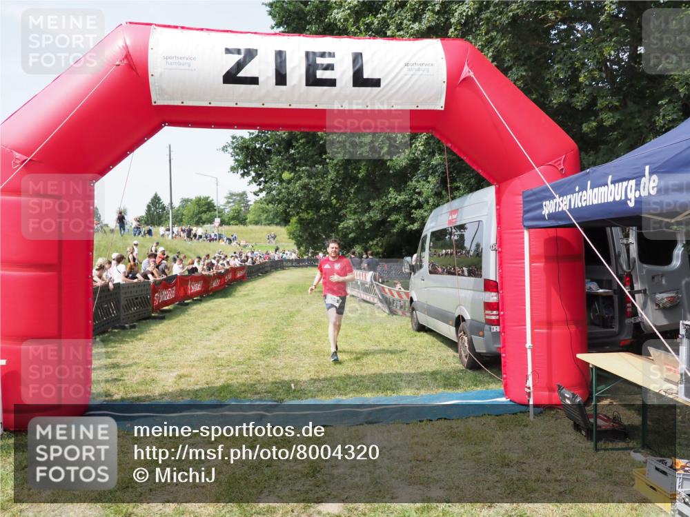 21.06.2025 - 27. Vierlanden-Triathlon MichiJ http://msf.ph/oto/8004320 15.06.2026 11:28:23 Ziel 296 meine-sportfotos.de