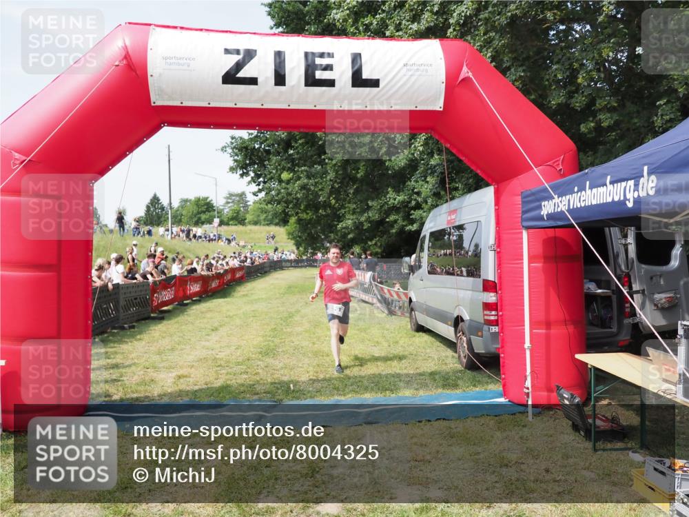21.06.2025 - 27. Vierlanden-Triathlon MichiJ http://msf.ph/oto/8004325 15.06.2026 11:28:24 Ziel 296 meine-sportfotos.de