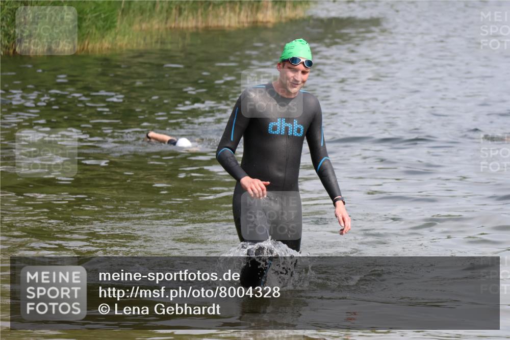 15.06.2025 - 27. Vierlanden-Triathlon Lena Gebhardt http://msf.ph/oto/8004328 15.06.2025 09:59:37 Schwimmen 266 meine-sportfotos.de