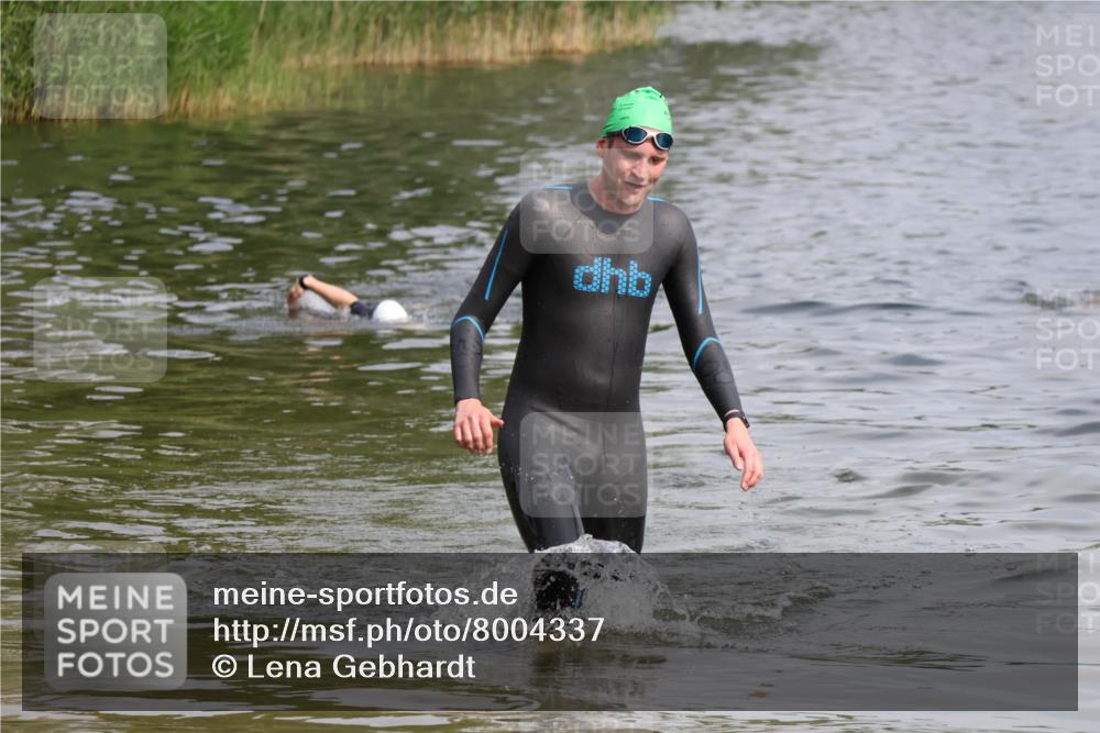 15.06.2025 - 27. Vierlanden-Triathlon Lena Gebhardt http://msf.ph/oto/8004337 15.06.2025 09:59:37 Schwimmen 266 meine-sportfotos.de