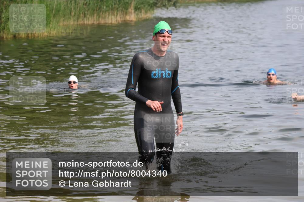 15.06.2025 - 27. Vierlanden-Triathlon Lena Gebhardt http://msf.ph/oto/8004340 15.06.2025 09:59:38 Schwimmen 266 meine-sportfotos.de