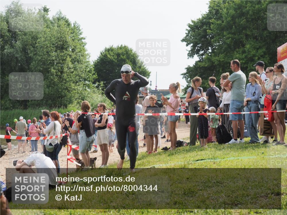 15.06.2025 - 27. Vierlanden-Triathlon KatJ http://msf.ph/oto/8004344 15.06.2025 10:03:47 Schwimmen 377, 425, 432, 436, 439 meine-sportfotos.de